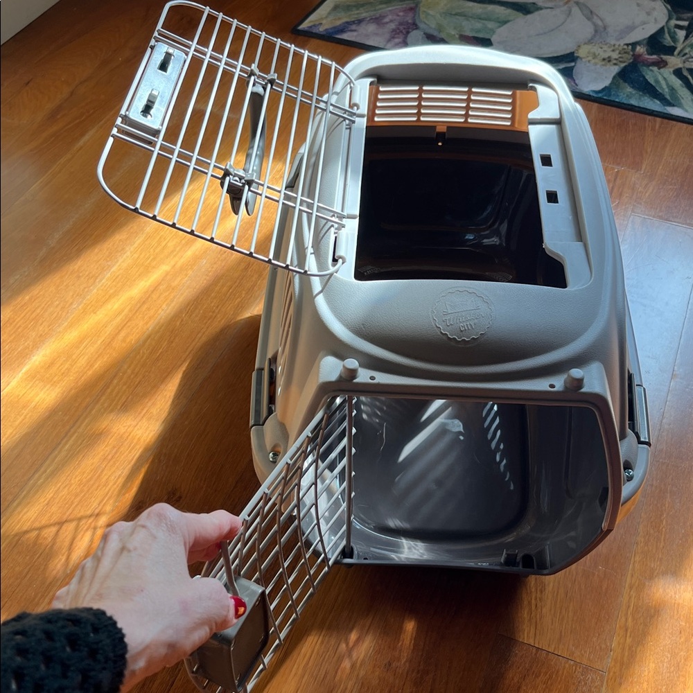 Whisker City Pet Carrier - Picture 4 of 8